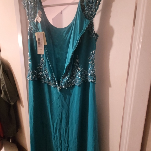 Ladies Beaded Dress - Picture 5 of 8